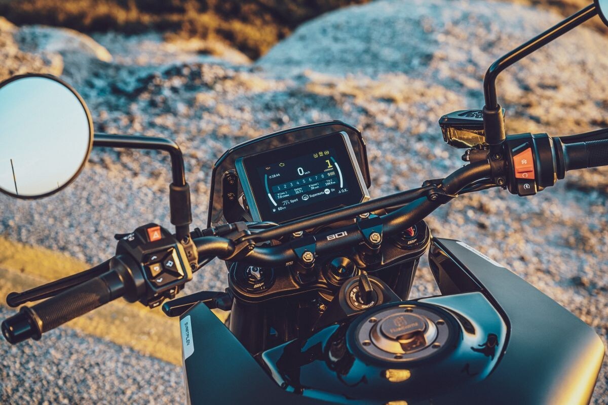 Husqvarna Svartpilen 801: una modern classic con gli anabolizzanti +VIDEO+